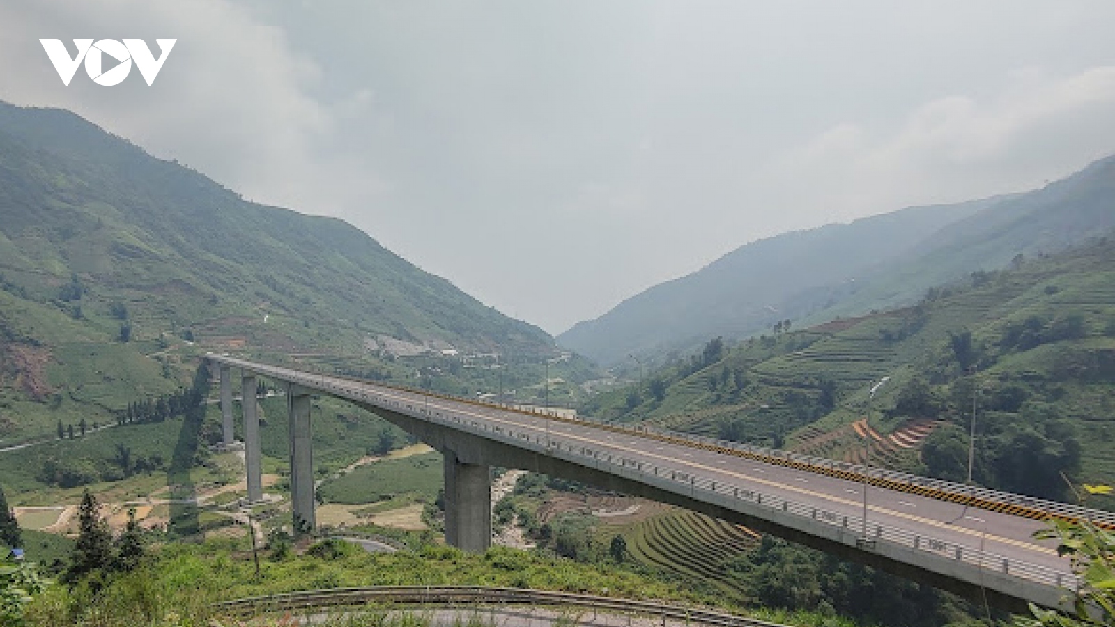 Vận hành thử cầu cạn cao nhất Việt Nam nối cao tốc Nội Bài – Lào Cai với Sa Pa