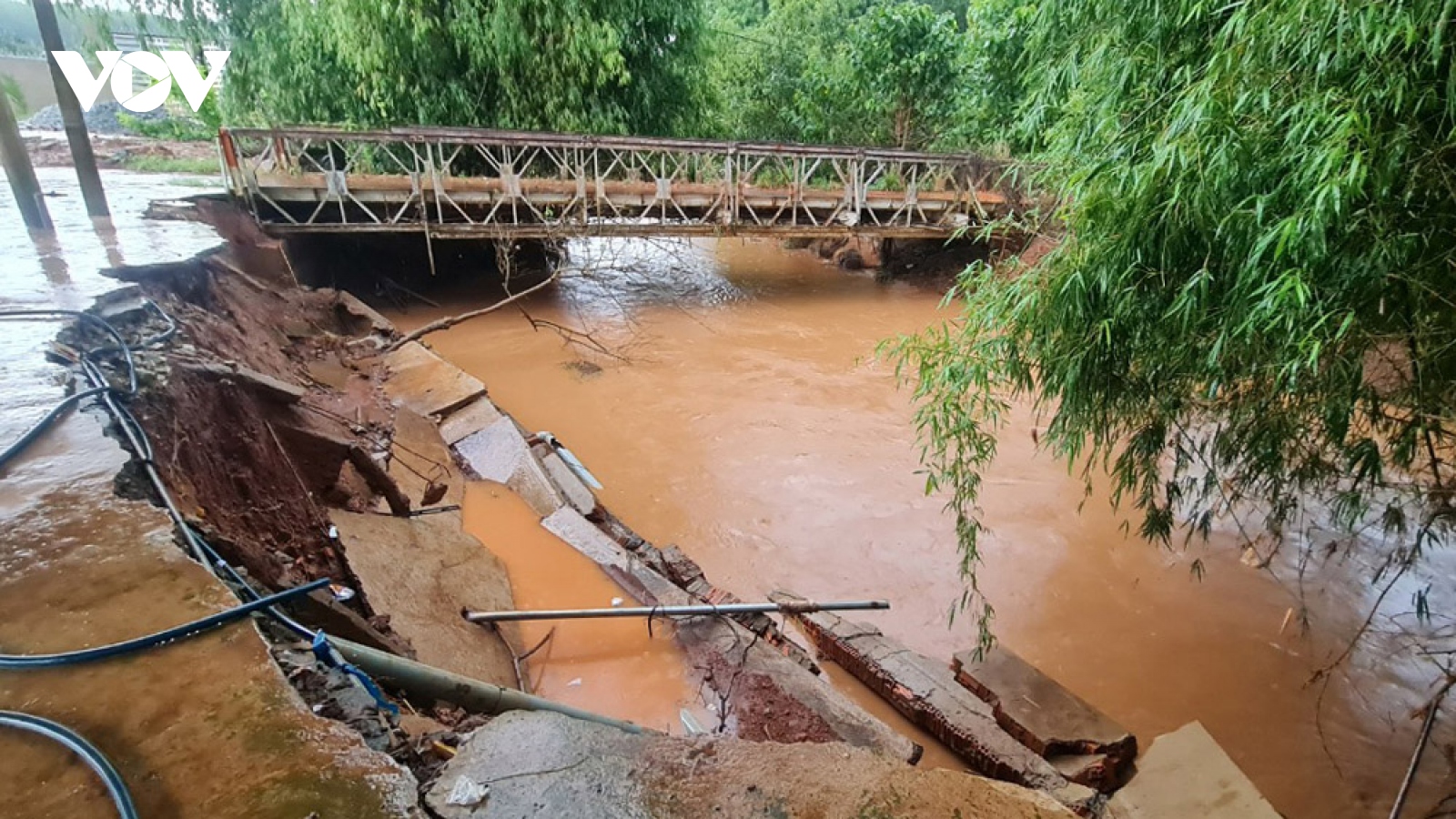 Cây cầu ở Bình Phước sạt lở nghiêm trọng khiến người dân lo sợ