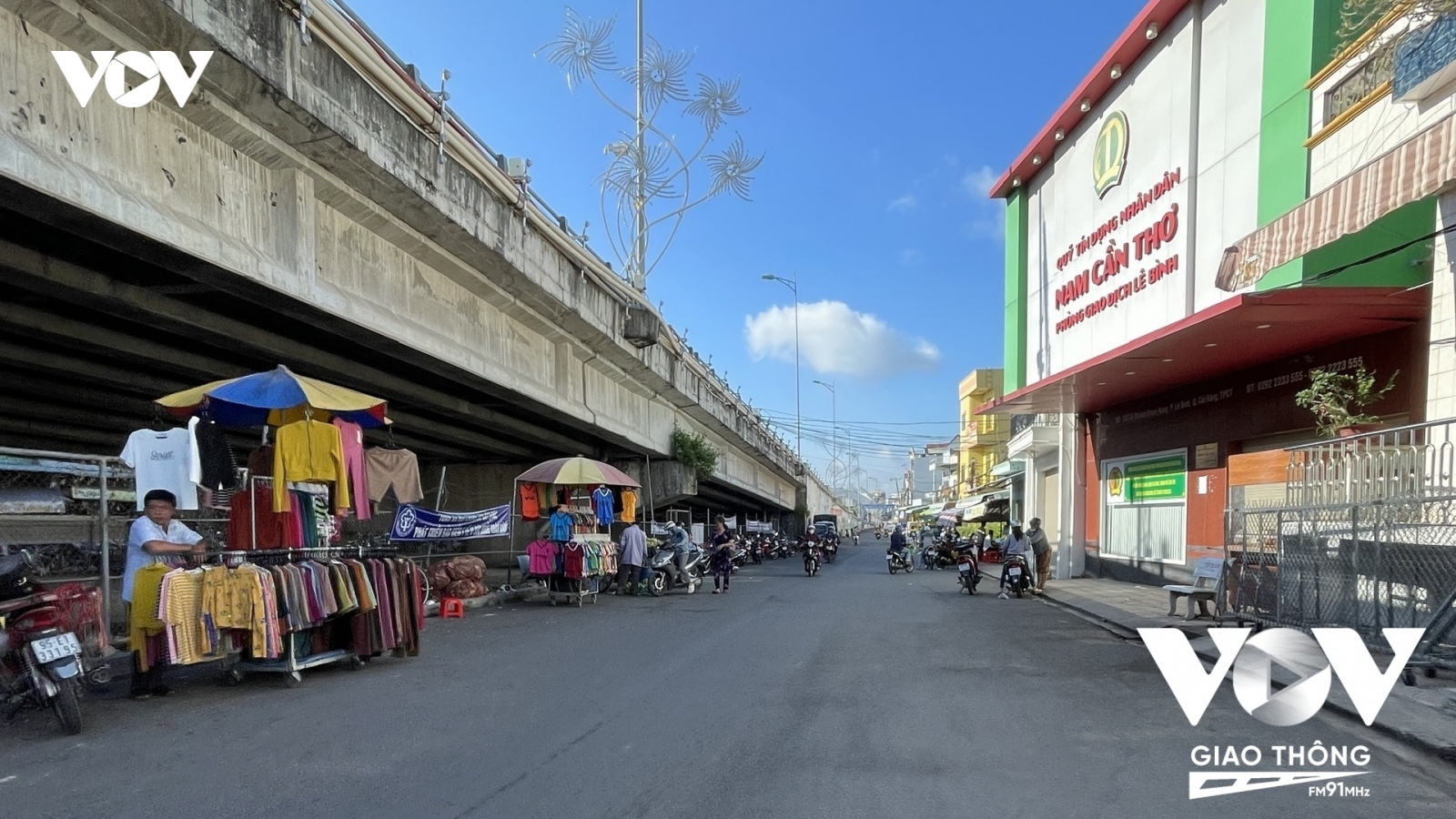 Muôn kiểu chiếm dụng gầm cầu