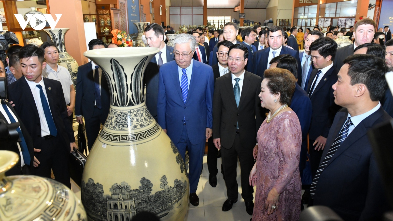 Chủ tịch nước Võ Văn Thưởng và Tổng thống Kazakhstan thăm làng nghề gốm Chu Đậu