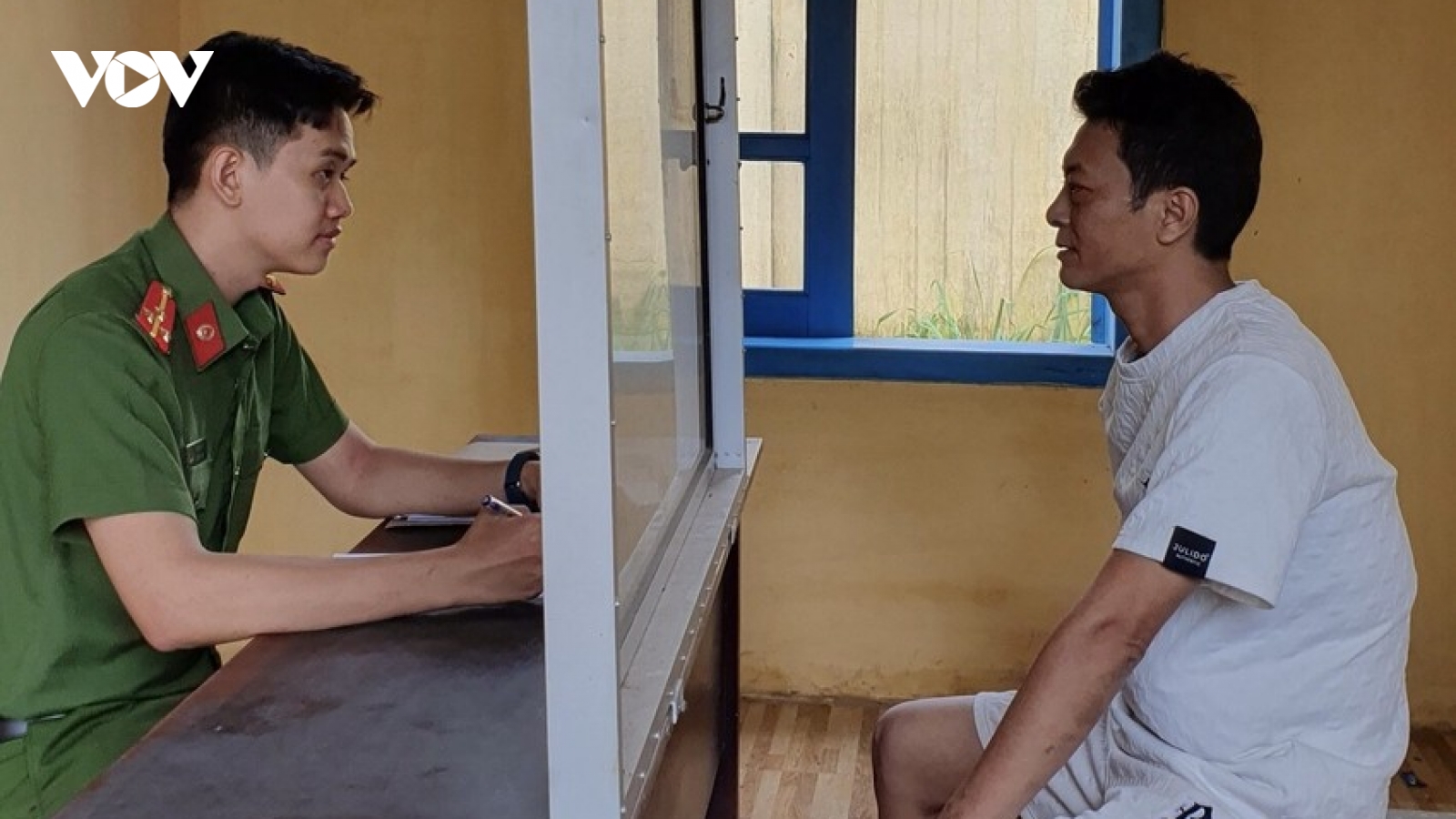 Làm việc tại quán massage, bé gái 13 tuổi bị hiếp dâm