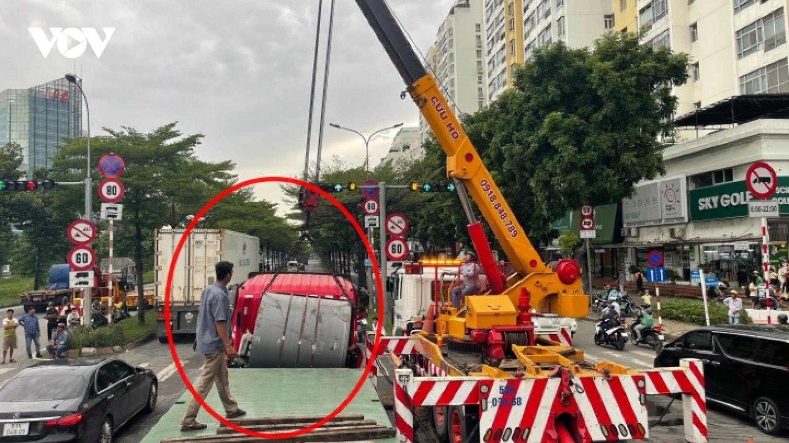 Đứt dây chằng cuộn sắt hơn 20 tấn, xe kéo bị đè đầu đến biến dạng