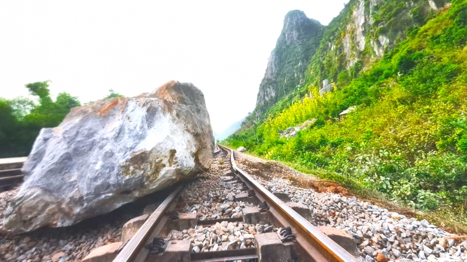 Đảm bảo an toàn chạy tàu qua hệ thống hầm đường sắt hơn trăm tuổi