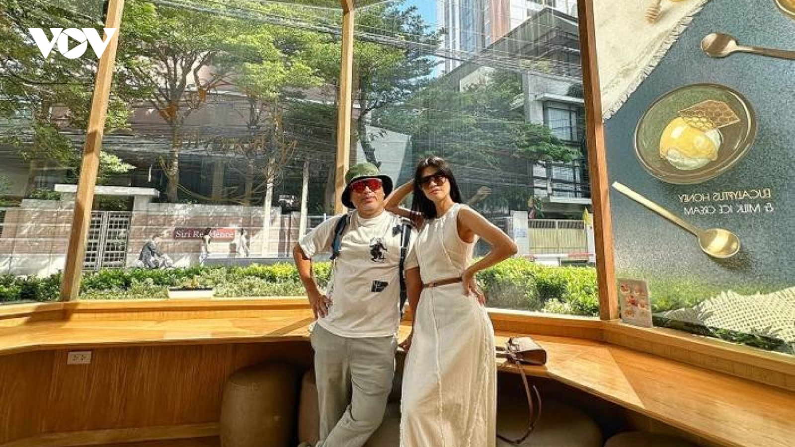 Đạo diễn Nguyễn Quang Dũng tình tứ bên bạn gái kém 11 tuổi Bùi Lan Hương