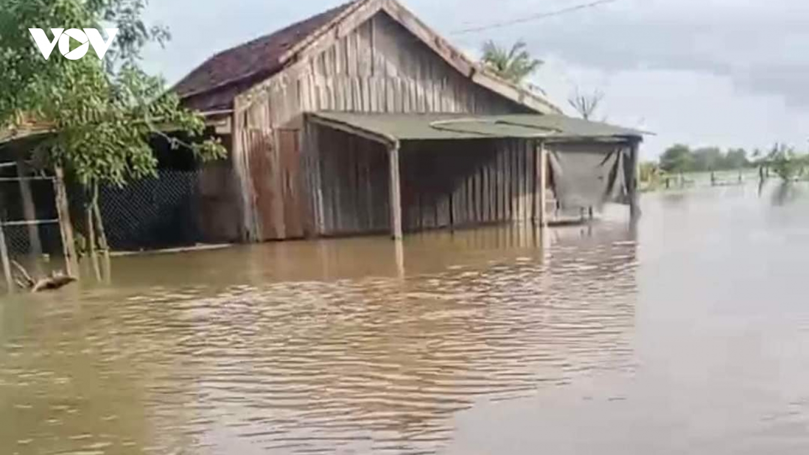 Nhà ngập lụt, một nạn nhân ở Đắk Lắk bị điện giật tử vong