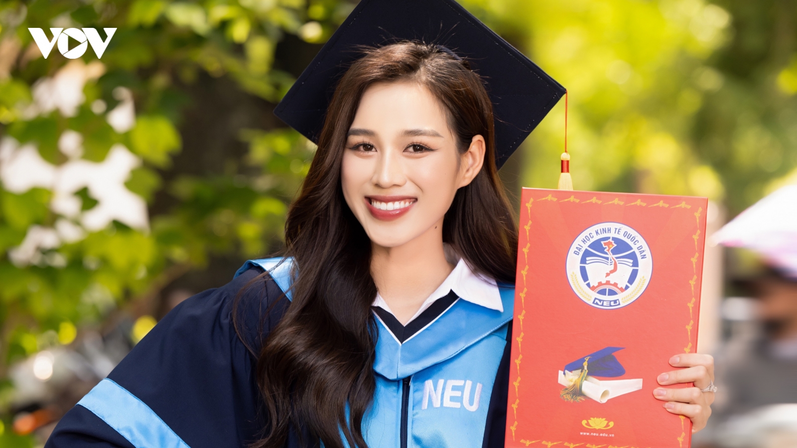 Hoa hậu Đỗ Thị Hà rạng rỡ trong ngày tốt nghiệp Đại học