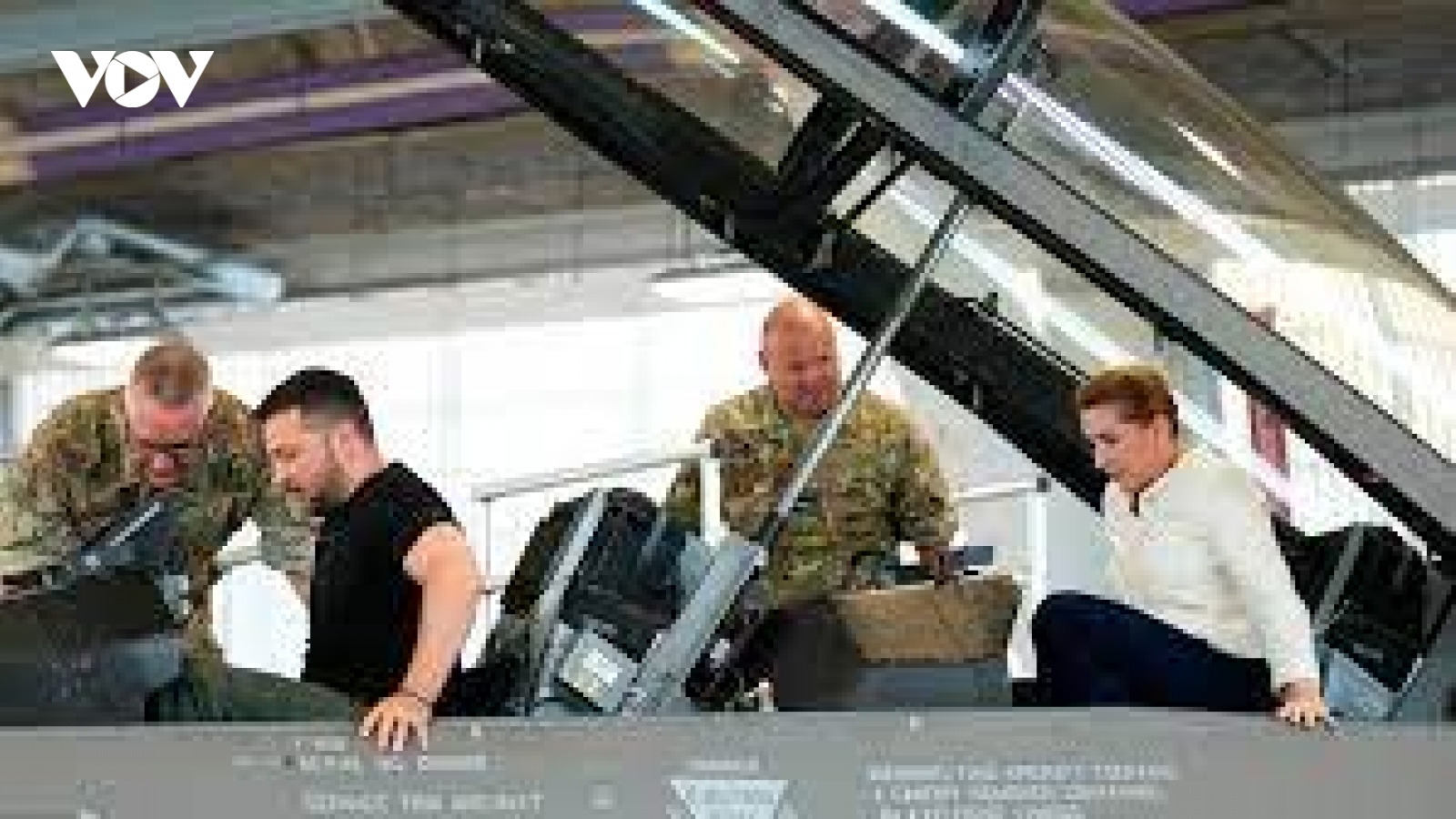 Ông Zelensky thị sát buồng lái tiêm kích F-16 trong chuyến thăm Đan Mạch