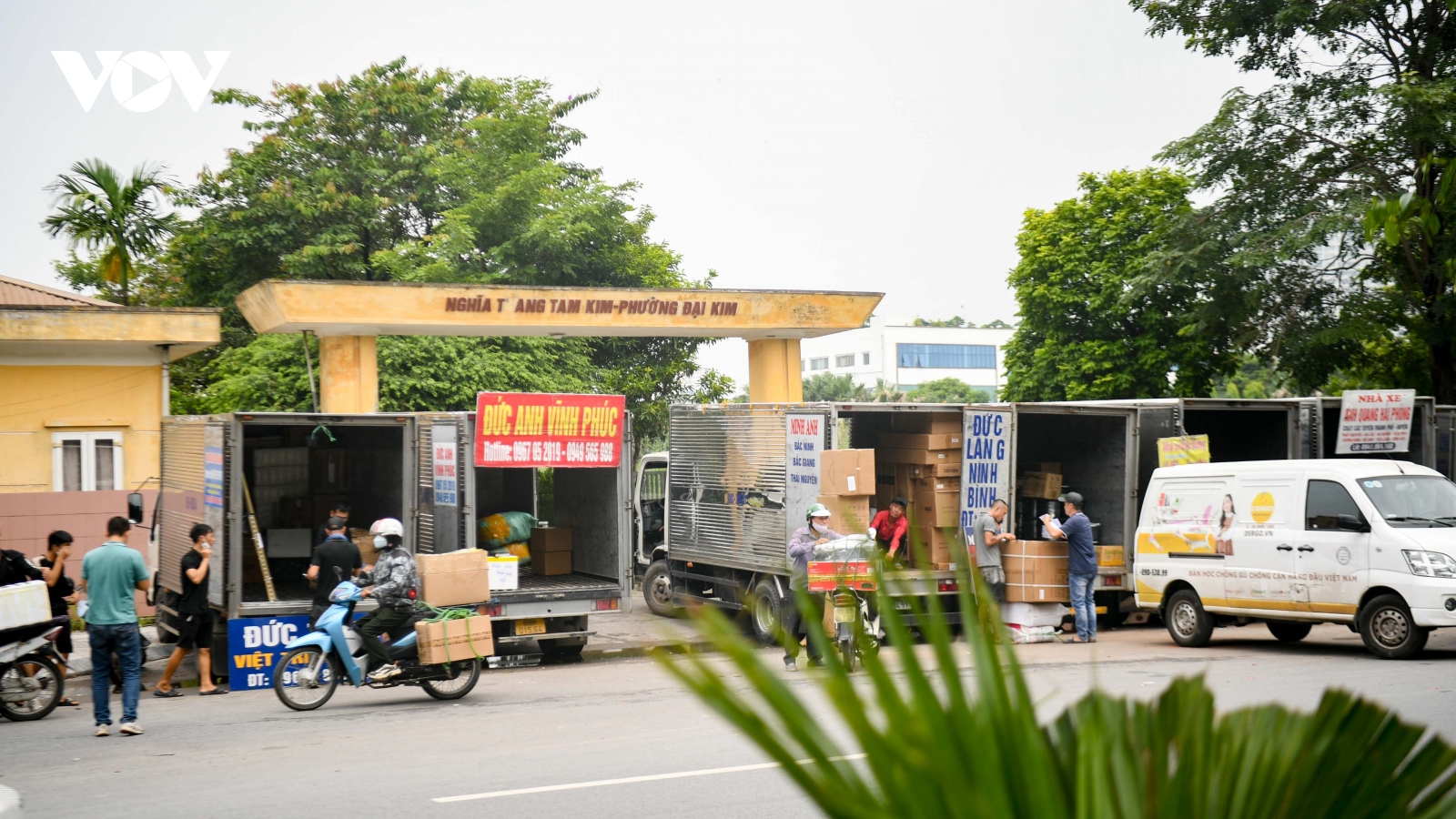 Đại lộ nghìn tỷ ở Hà Nội biến thành bến xe tải chiếm hết lòng đường, vỉa hè