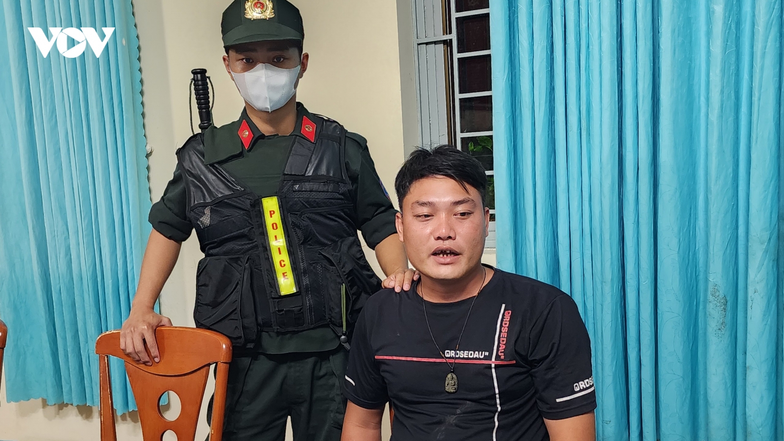 2 con nghiện đua xe tốc độ cao, ném pháo nổ vào người đi đường