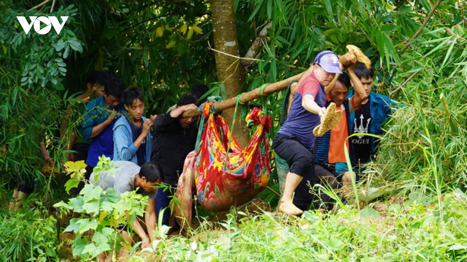 5 tiếng cứu nam thanh niên bị lũ cuốn trôi