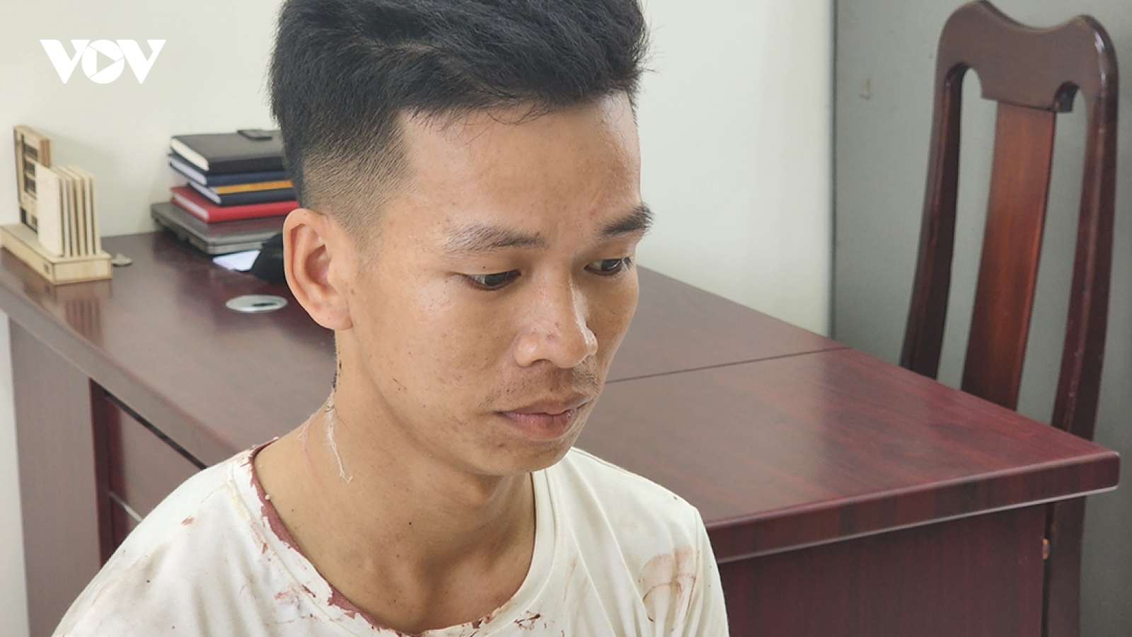 Ghen tuông, cầm dao đâm bạn gái rồi có ý định tự tử