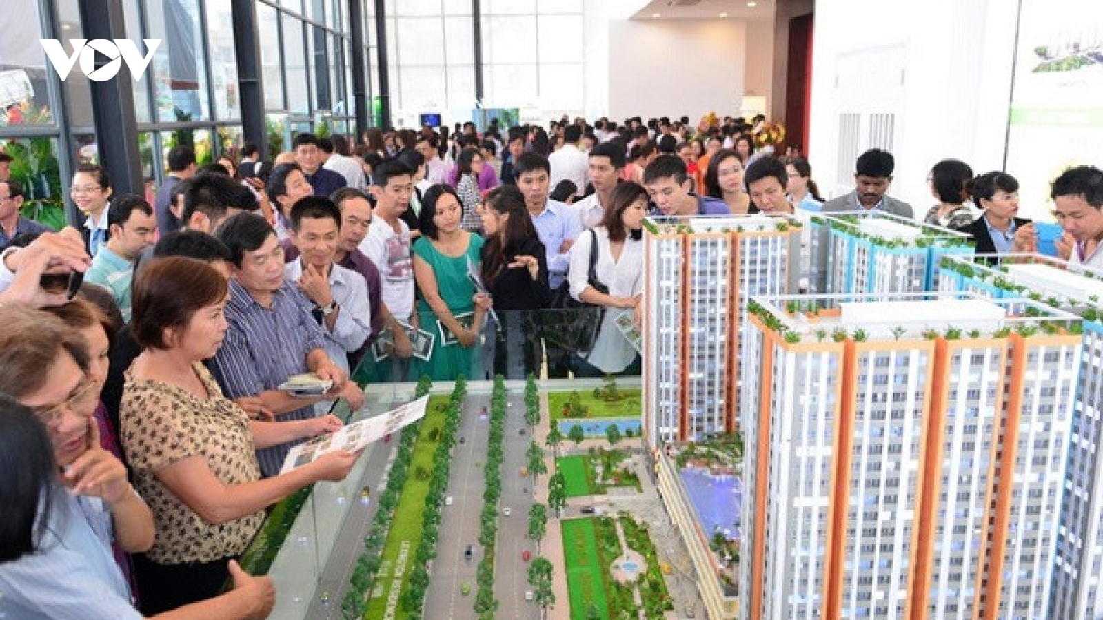 Không quy định bắt buộc giao dịch bất động sản phải thực hiện thông qua sàn