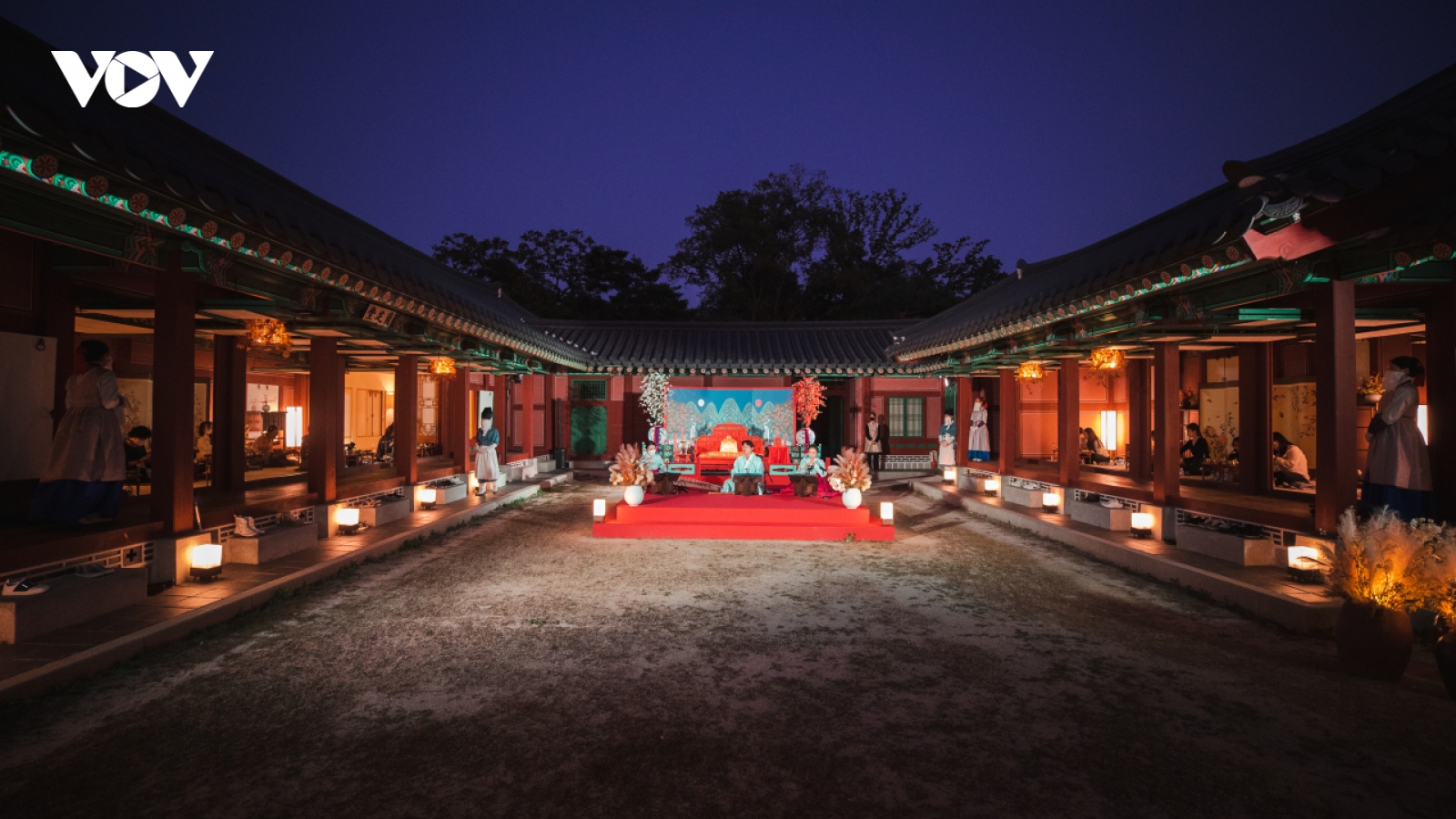 Nhiều cung điện tại Seoul mở cửa đón khách về đêm