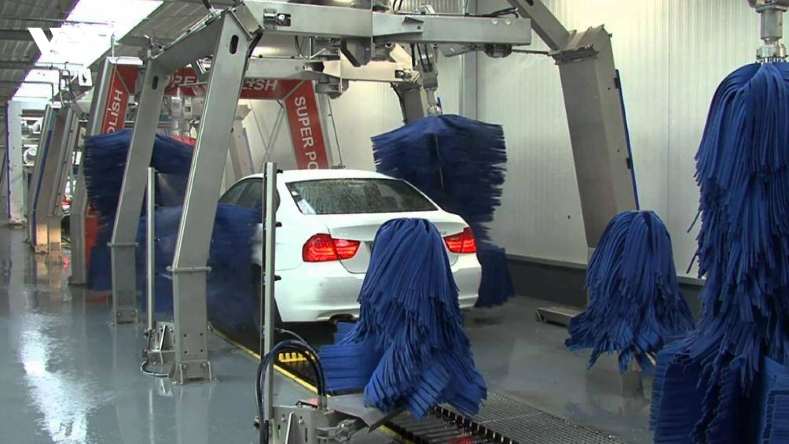 Có nên rửa xe bằng máy tự động?