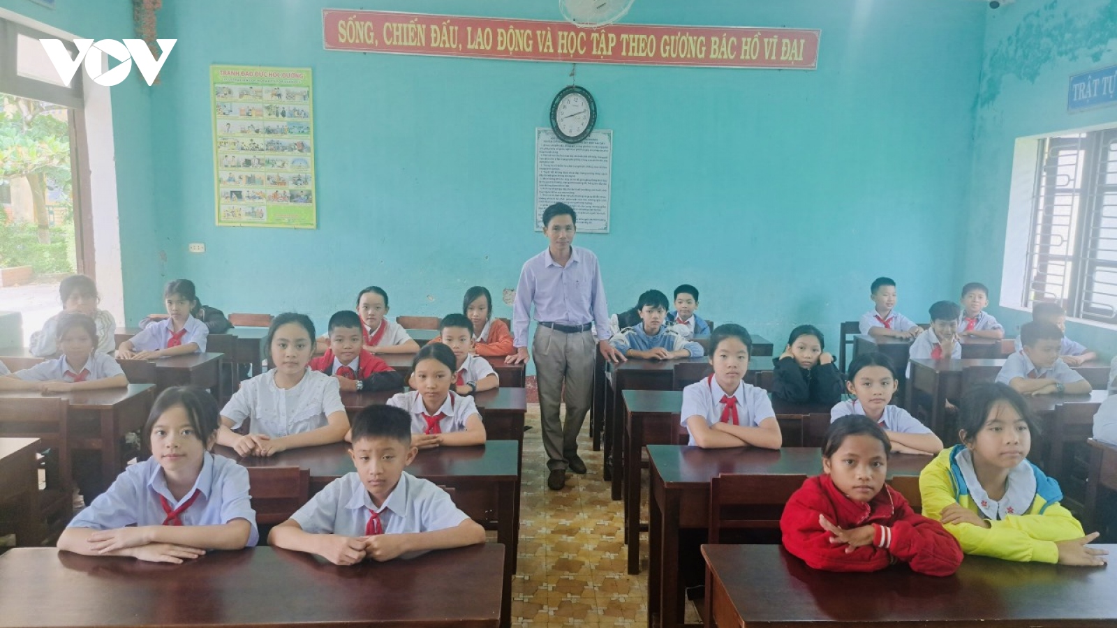 Vùng cao A Lưới (Thừa Thiên Huế) vận động học sinh đến trường năm học mới