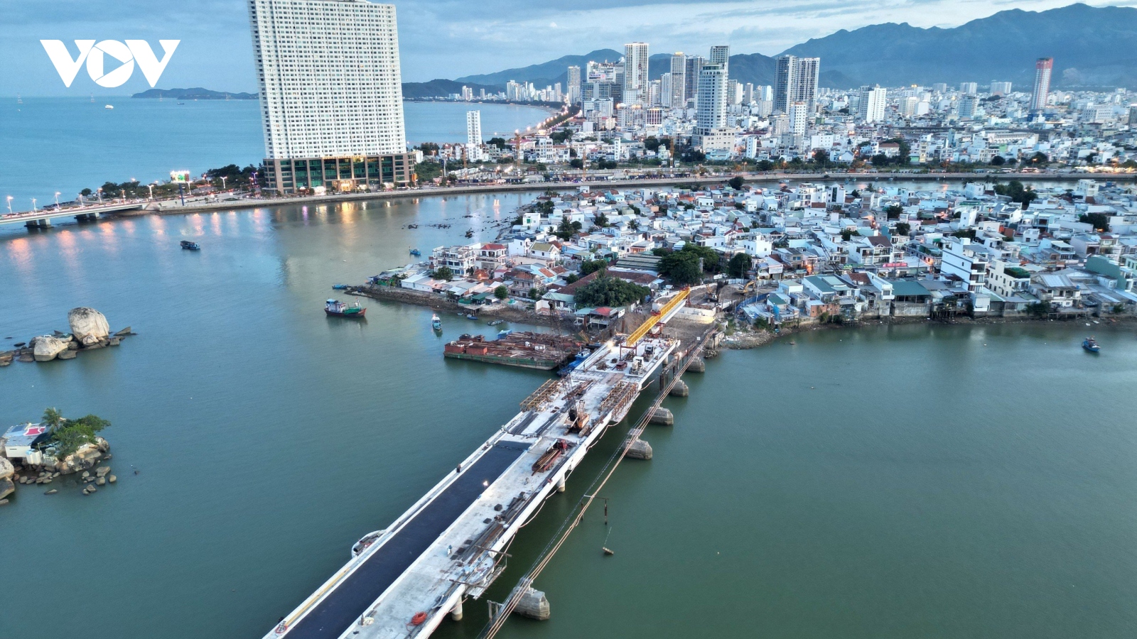 Hợp long cầu Xóm Bóng (Nha Trang)