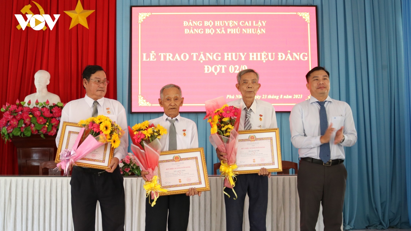 Tiền Giang tặng 577 huy hiệu Đảng dịp 2/9