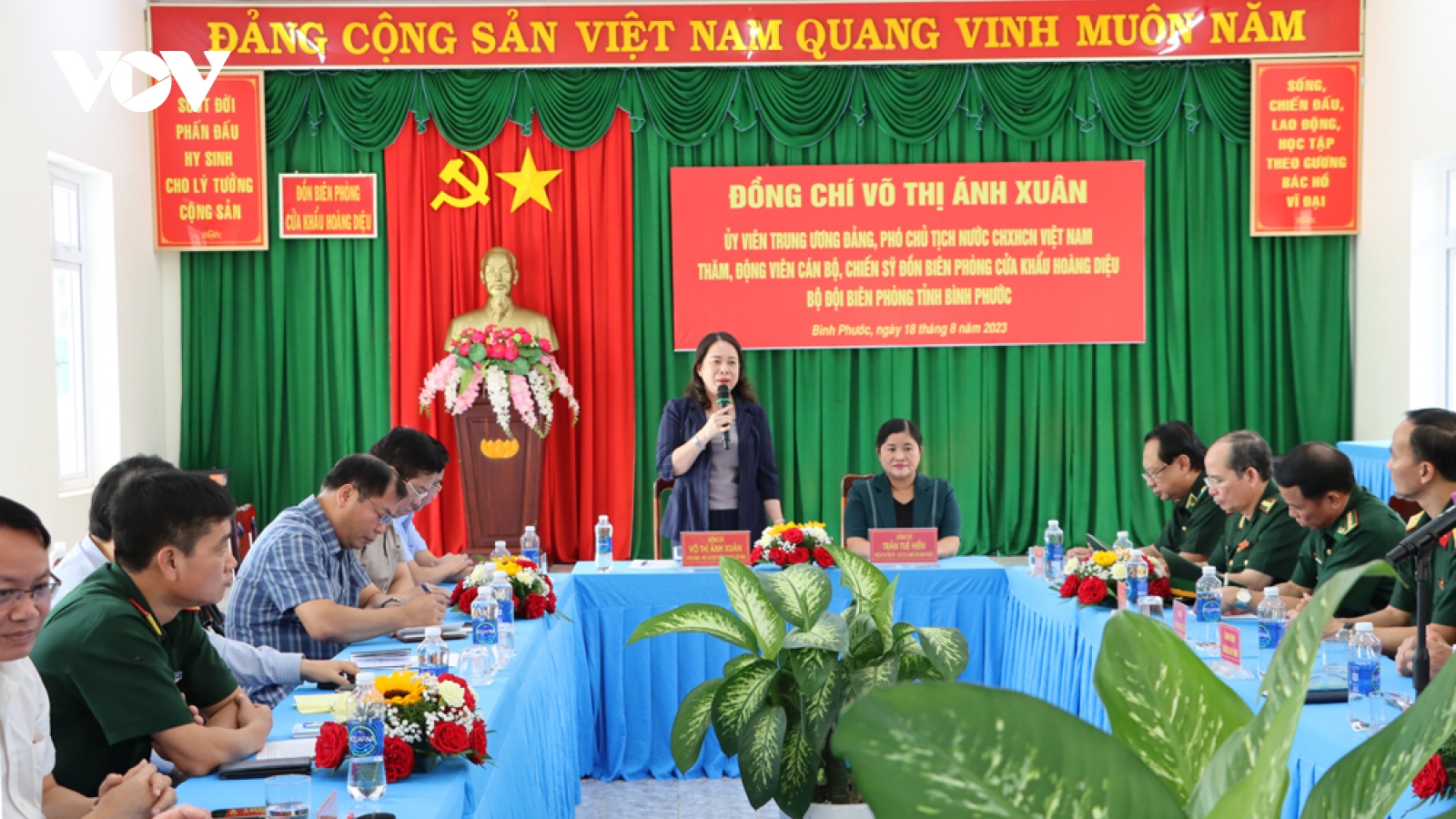 Phó Chủ tịch nước tặng quà gia đình chính sách, học sinh khó khăn ở Bình Phước