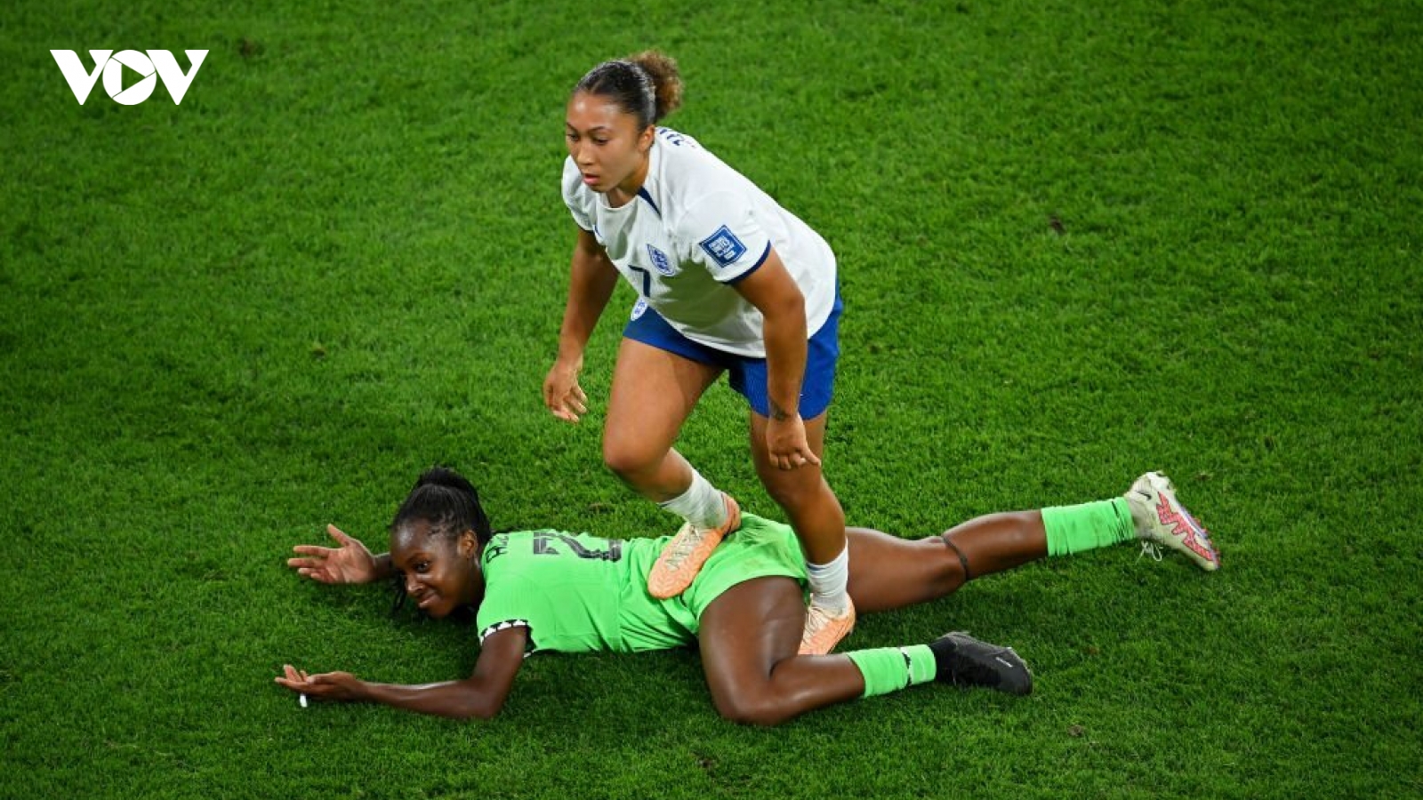 Ngôi sao ĐT nữ Anh có thể bị cấm thi đấu hết World Cup vì hành động phi thể thao