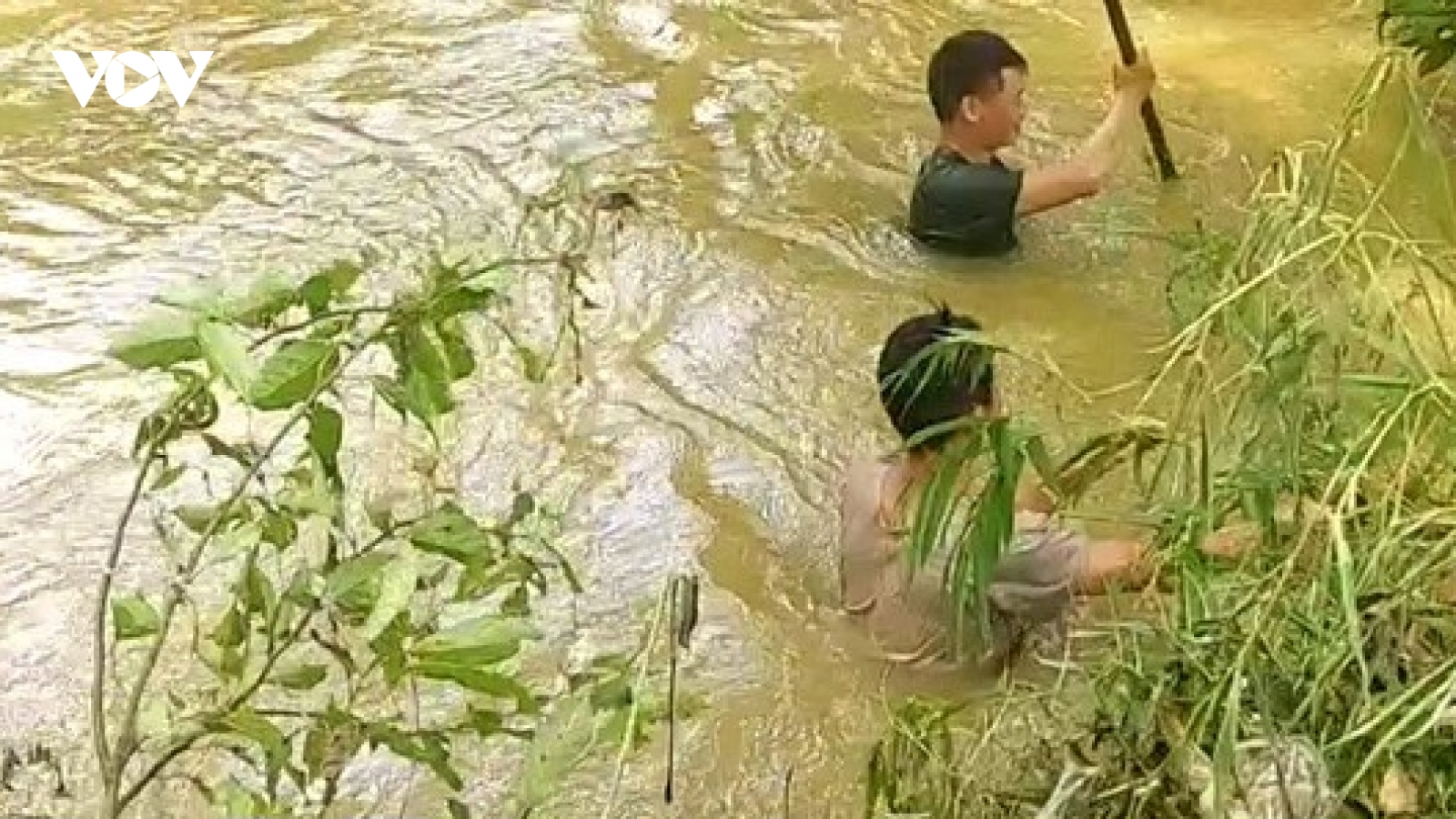 Ngã xuống suối, một cháu bé ở Lào Cai mất tích