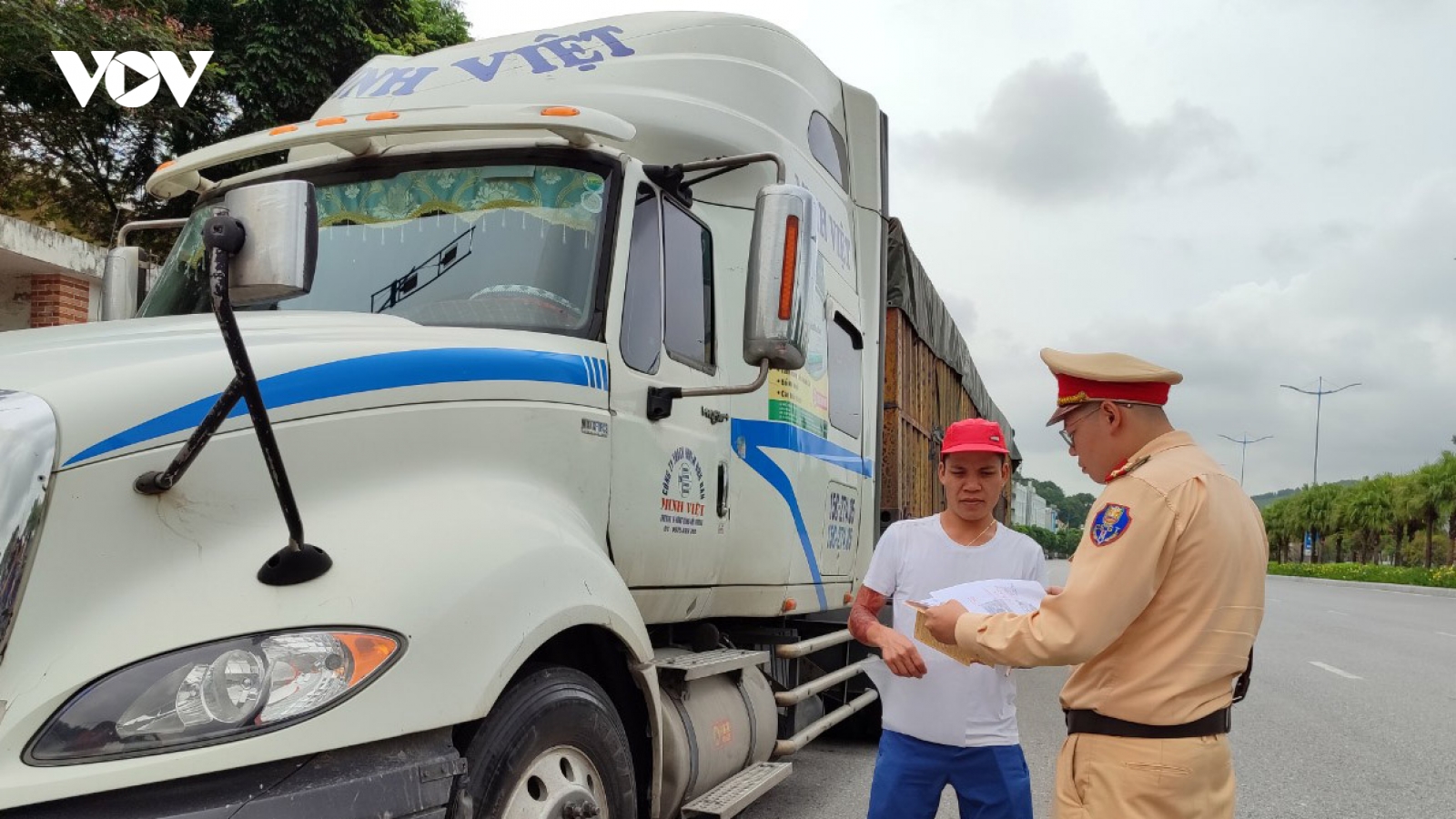 Lực lượng công an tổng kiểm soát xe chở khách và vận tải hàng hóa bằng container
