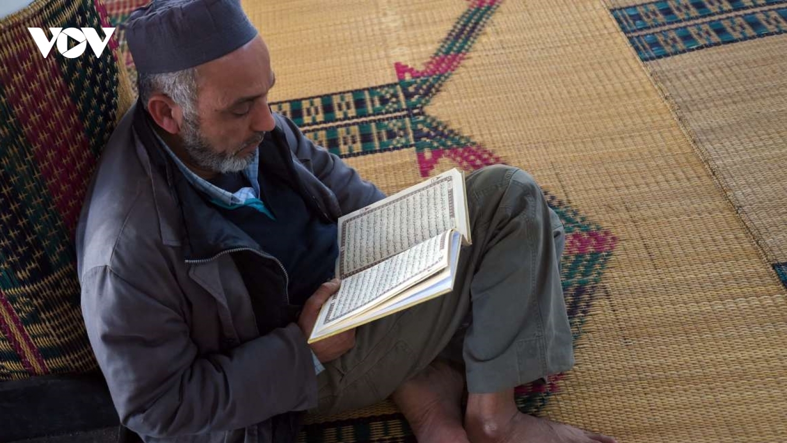 Các đối tượng cực hữu ở Hà Lan biểu tình, xé kinh Koran