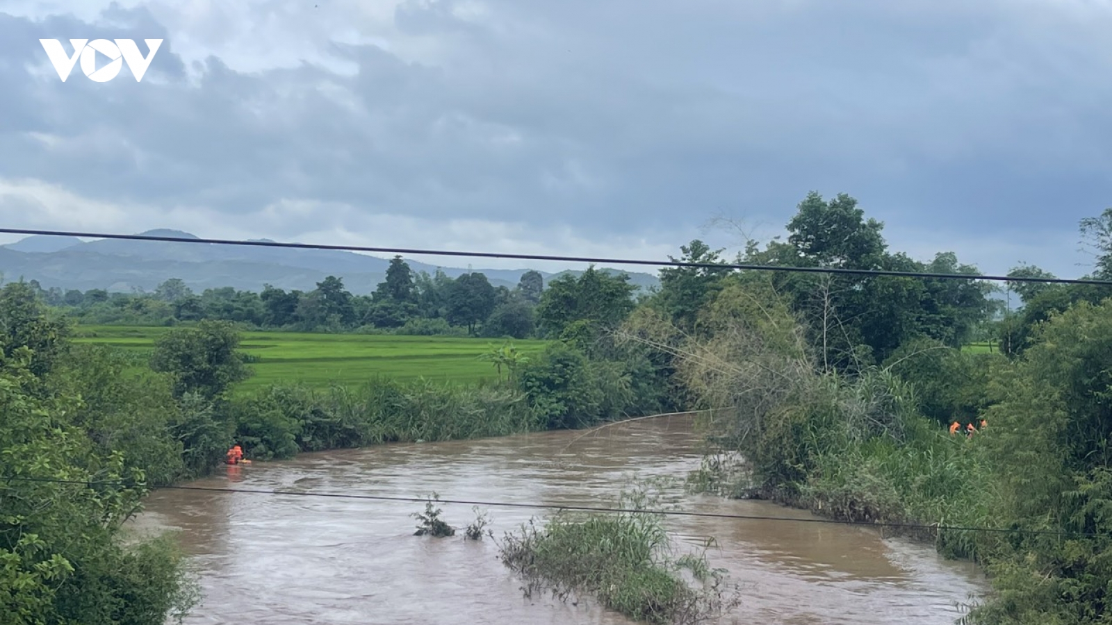Thách nhau bơi qua suối, 1 thanh niên bị nước cuốn mất tích