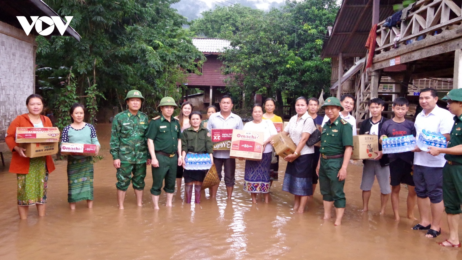 Biên phòng Hà Tĩnh hỗ trợ tỉnh Bolykhamxay (Lào) khắc phục hậu quả mưa lũ