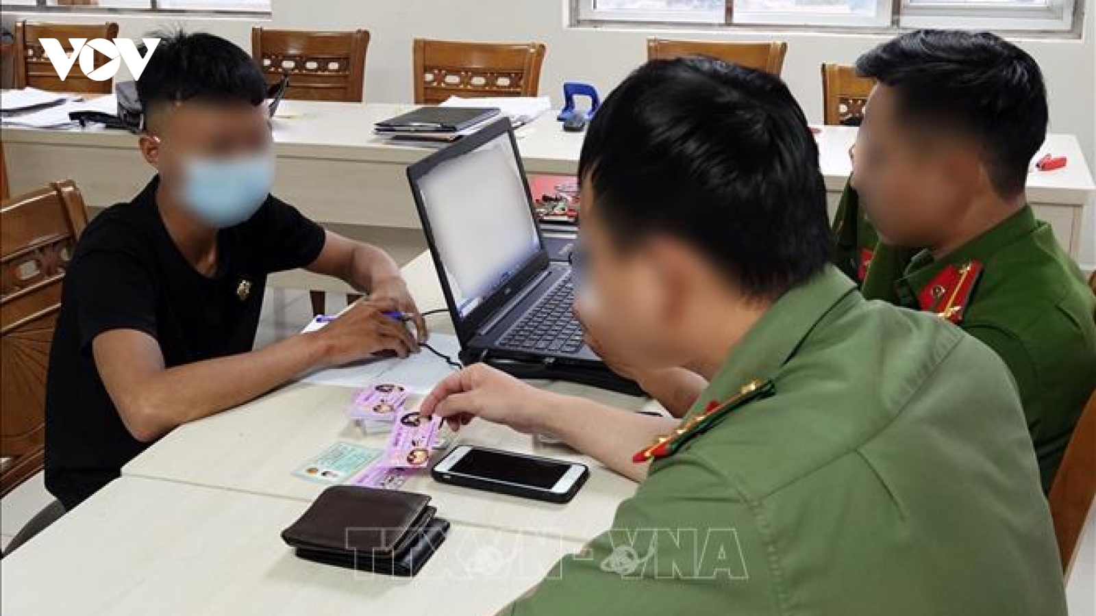 Bắt 2 đối tượng quảng cáo dịch vụ khiêu dâm để lừa đảo