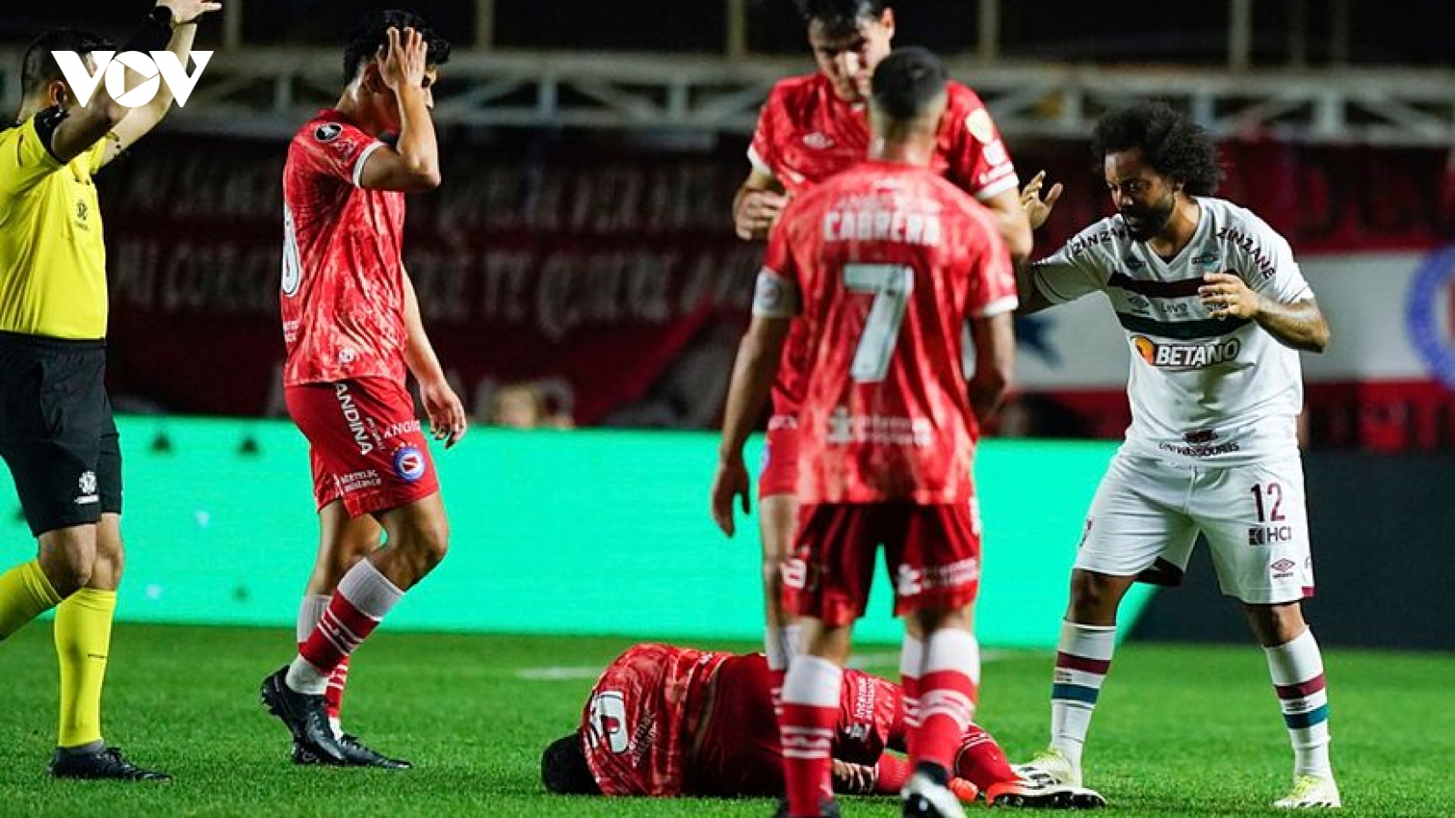 Marcelo bật khóc sau khi khiến đối thủ dính chấn thương kinh hoàng