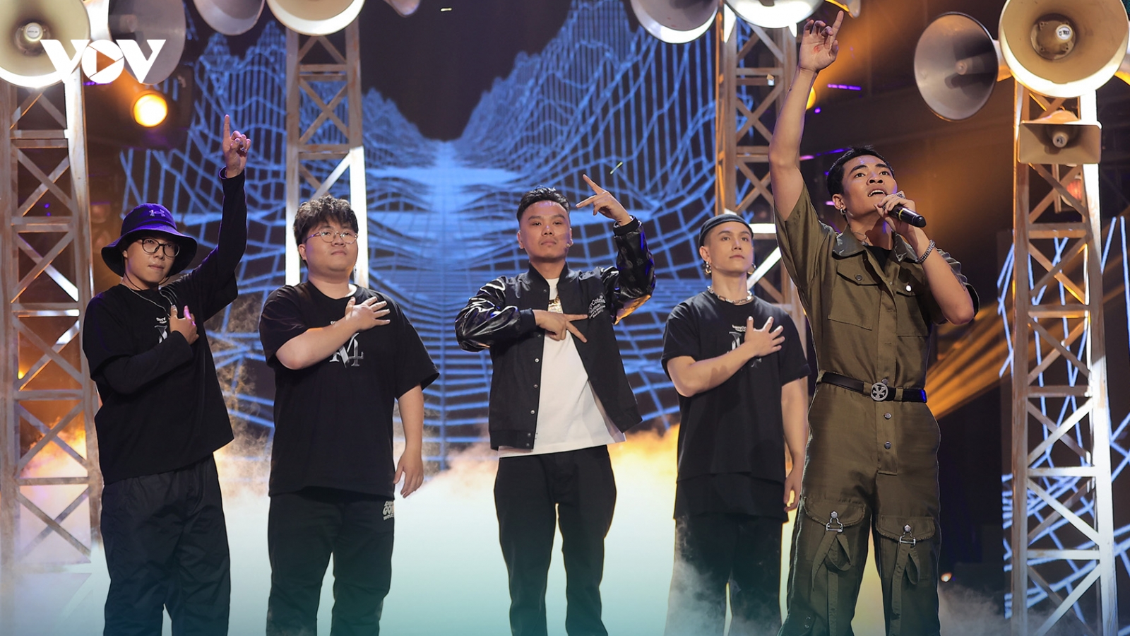 Hoá thân thành người lính, Mikelodic giành vé vào Chung kết Rap Việt