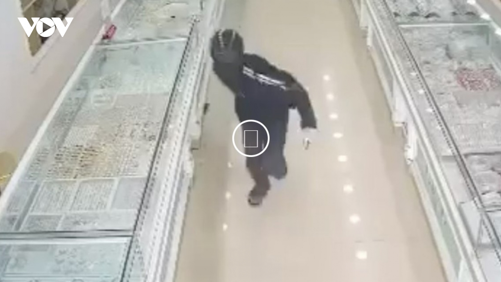 Tên cướp tiệm vàng liều lĩnh vung búa đập tủ kính trước mặt nhân viên