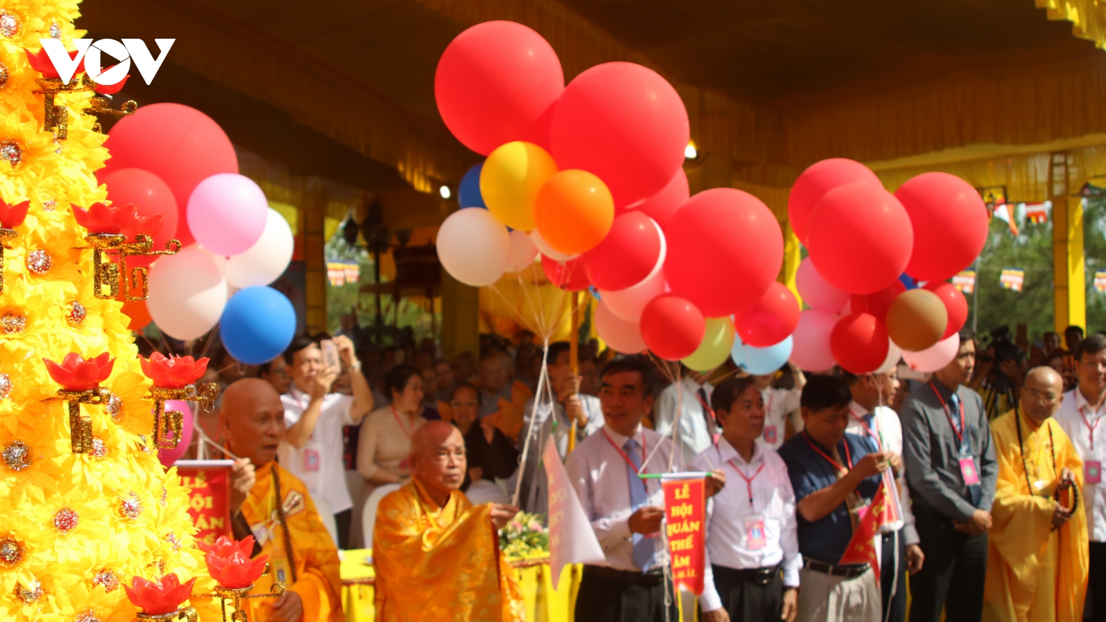 Đông đảo người dân và du khách tham dự Lễ hội Quán Thế Âm núi Tứ Tượng ở Huế