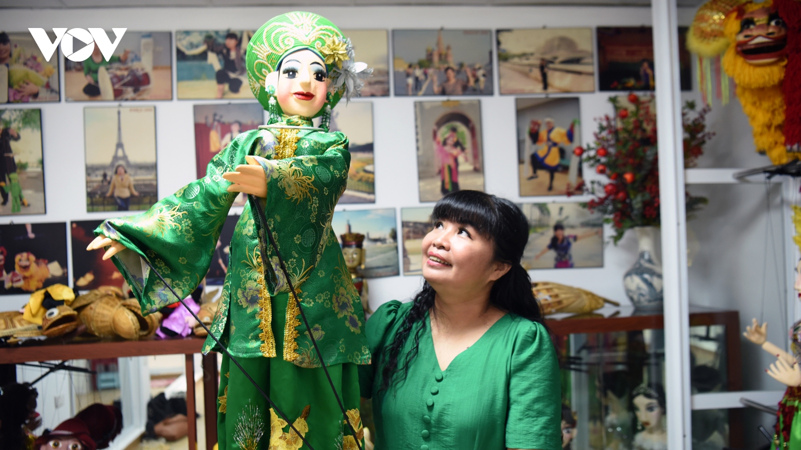 Người nghệ sĩ dùng rối cạn kể chuyện văn hóa Việt Nam
