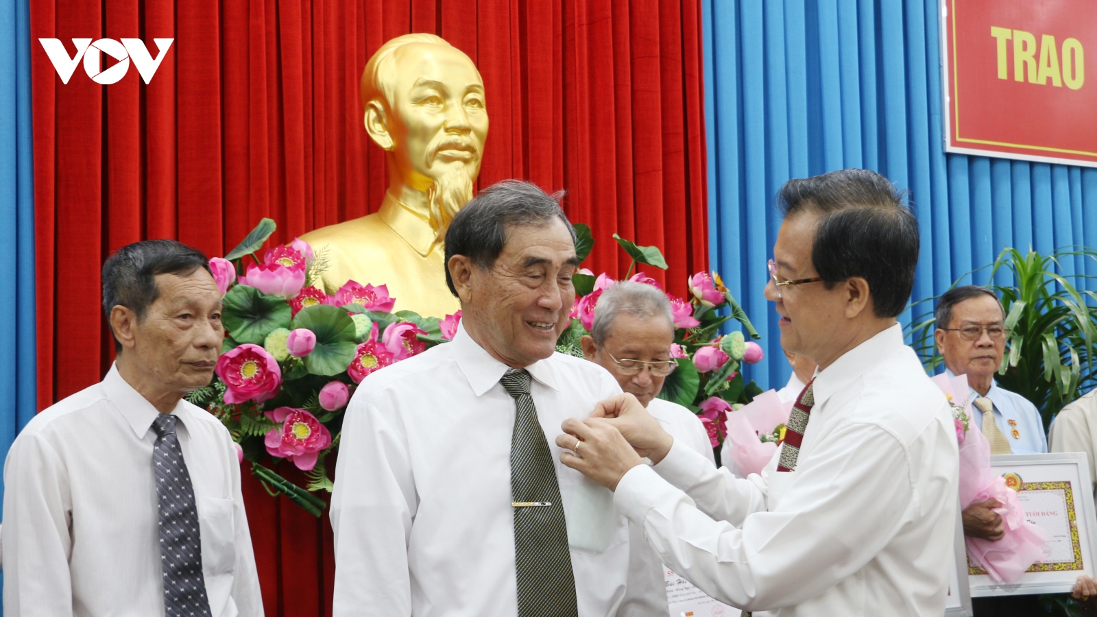 An Giang trao tặng, truy tặng Huy hiệu Đảng cho hơn 400 đảng viên