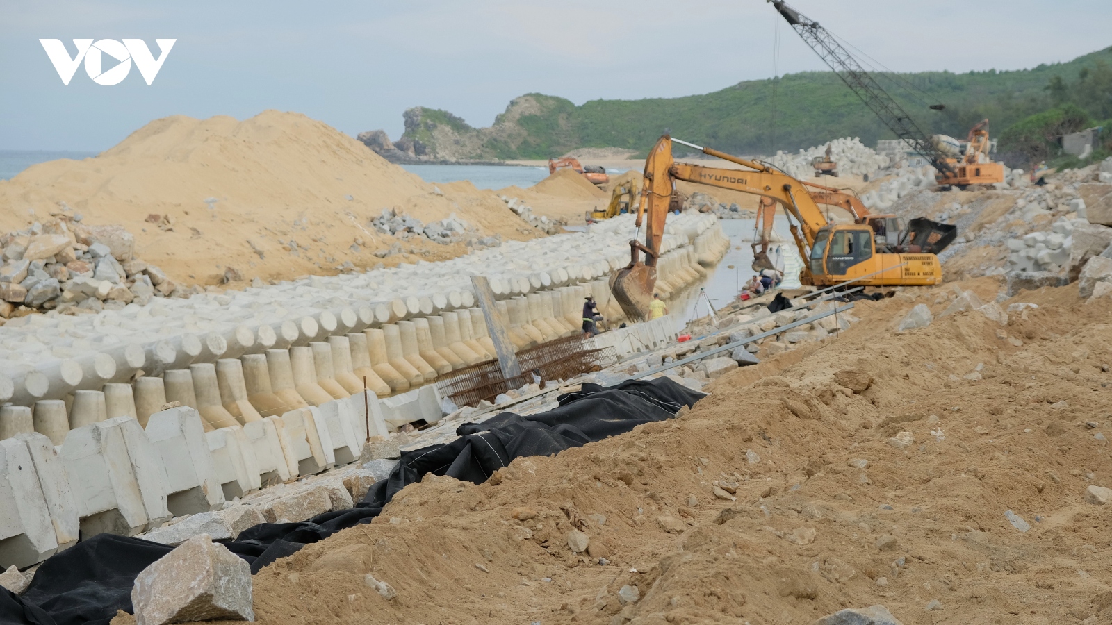 Quảng Ngãi khẩn trương thi công các công trình kè sông, biển trước mùa mưa lũ