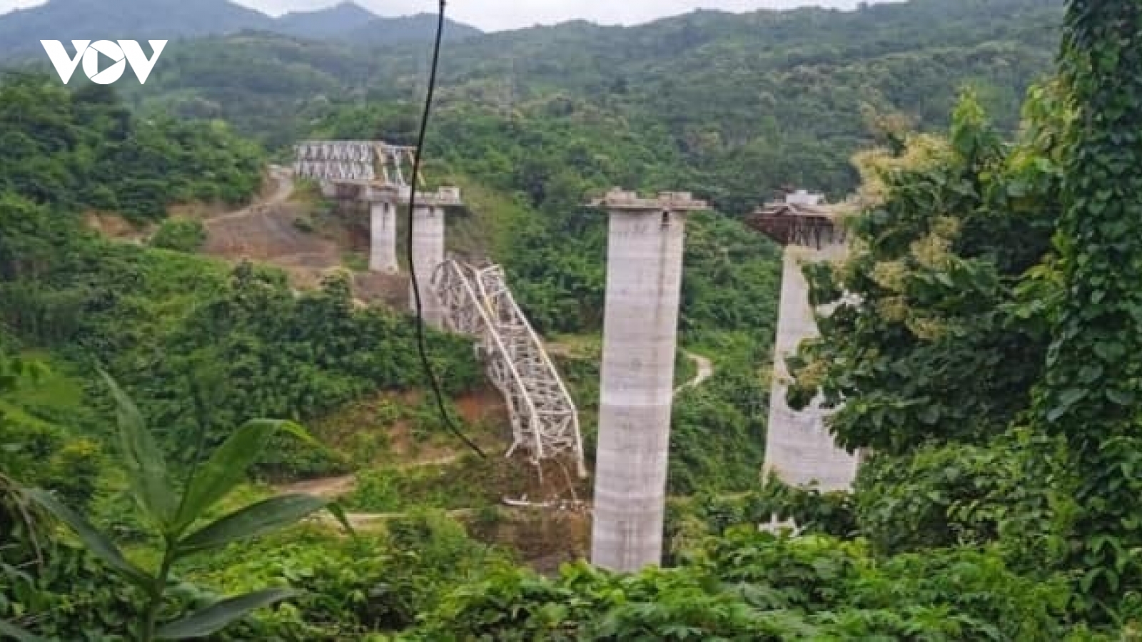 Sập cầu đang xây dựng tại Ấn Độ, 17 người thiệt mạng