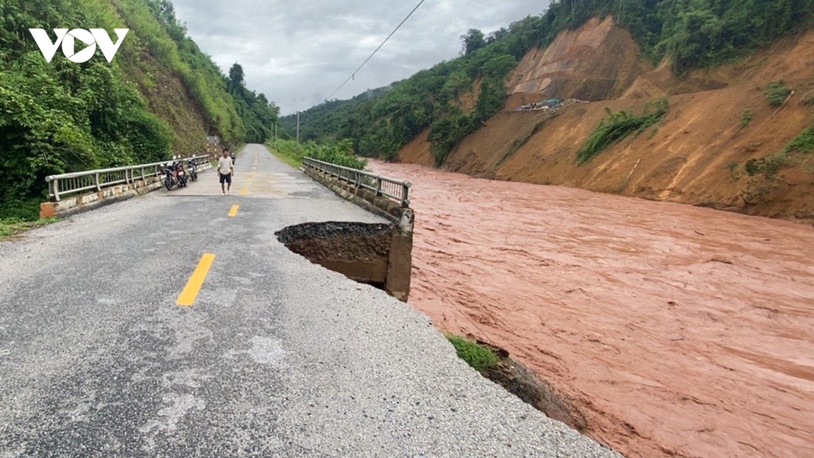 Lũ đầu nguồn sông Đà gây sạt lở quốc lộ 4H ở Lai Châu