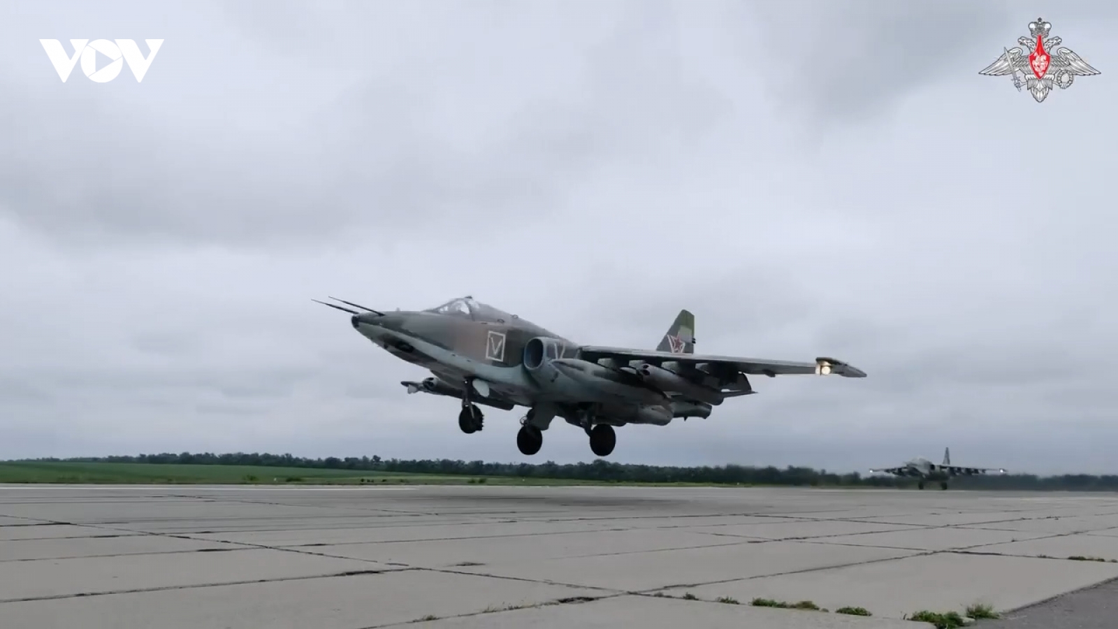 Cặp Su-25SM của Nga bay cực thấp, bắn tên lửa vào mục tiêu Ukraine