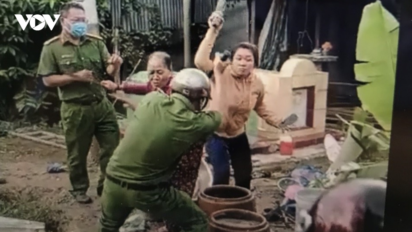 Kéo cả nhà tấn công công an để ngăn cản thi công cầu
