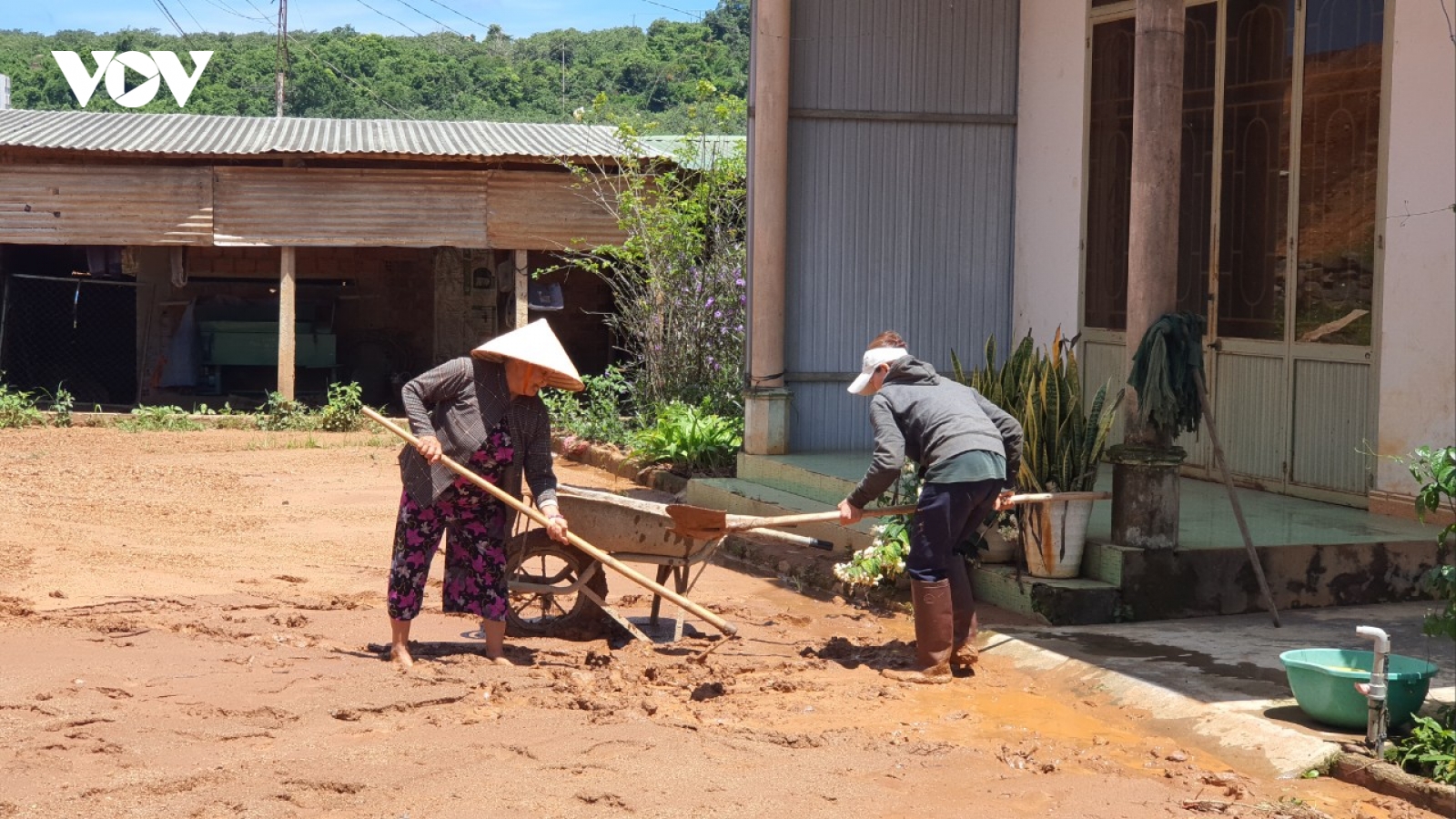 Thi công Quốc lộ 19 qua Gia Lai: Nhà dân ngập trong bùn đất
