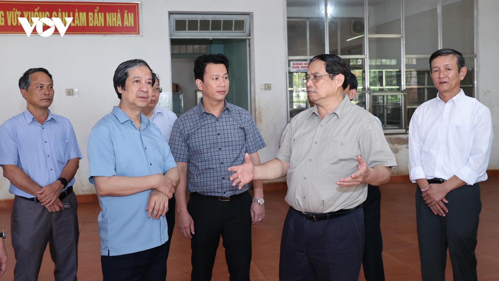 Thủ tướng Phạm Minh Chính đến thăm Trường phổ thông dân tộc nội trú Tu Mơ Rông