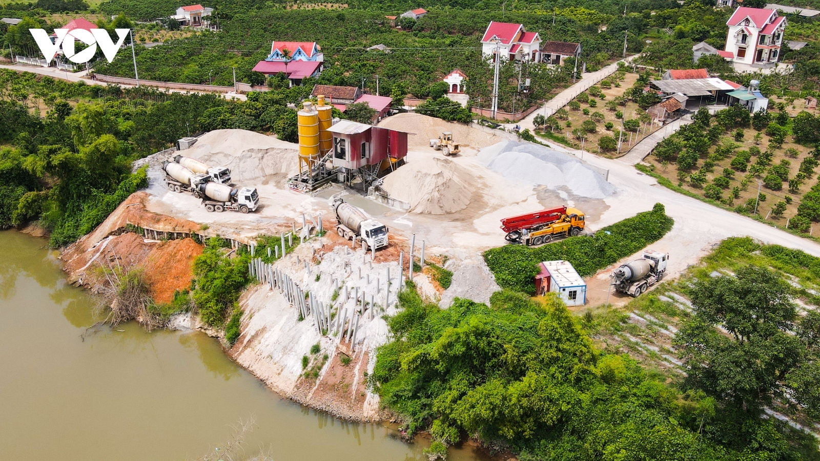 Chưa hoàn thiện hồ sơ pháp lý, trạm trộn bê tông ở Lục Ngạn vẫn hoạt động