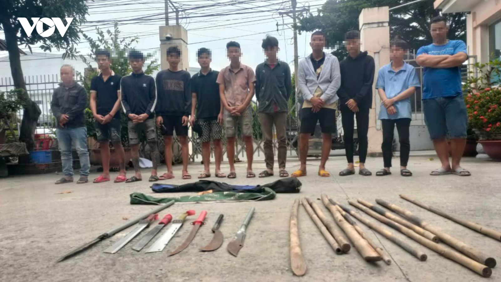 Mang hung khí đi đánh nhau, nhóm thanh thiếu niên ở Bình Dương bị bắt