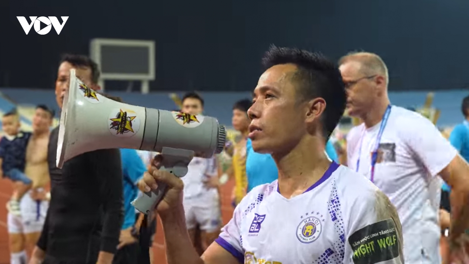 Hà Nội FC trở thành cựu vương, Văn Quyết nói lời gan ruột với cổ động viên