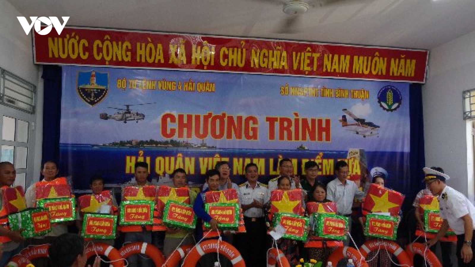 Vùng 4 Hải quân tuyên truyền biển đảo và khám bệnh cho ngư dân thị xã La Gi