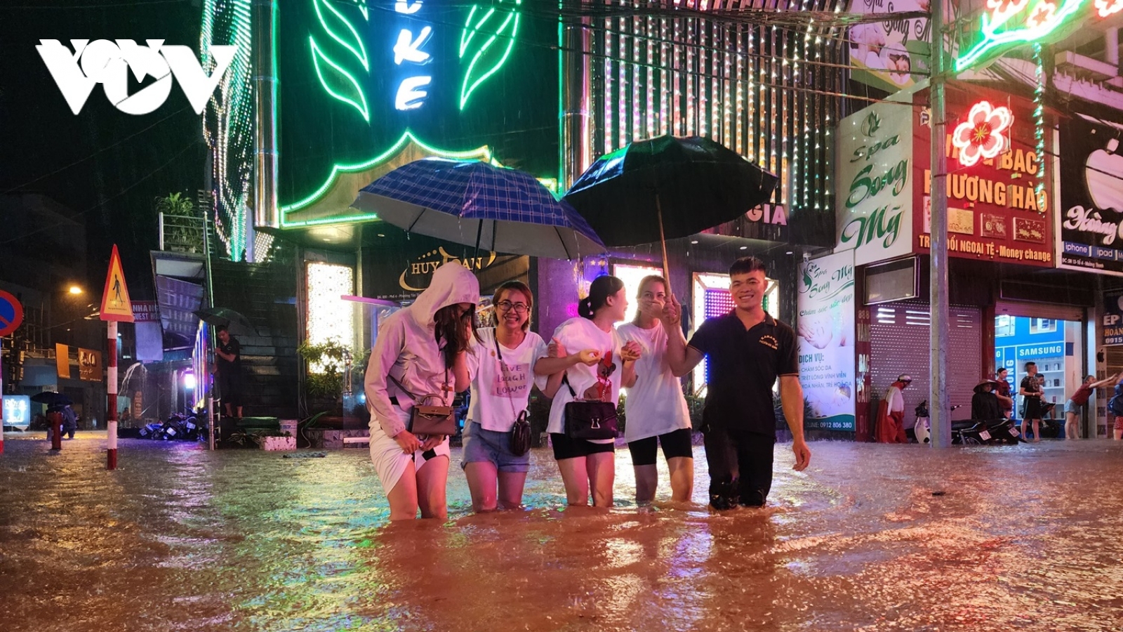 Mưa lớn, thành phố Điện Biên Phủ ngập sâu trong biển nước