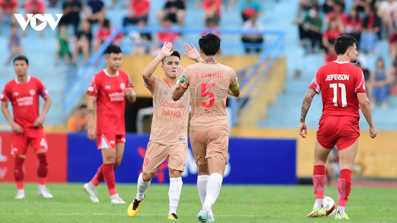 Quang Hải được khen ngợi khi ghi bàn thắng đầu tiên cho CLB CAHN