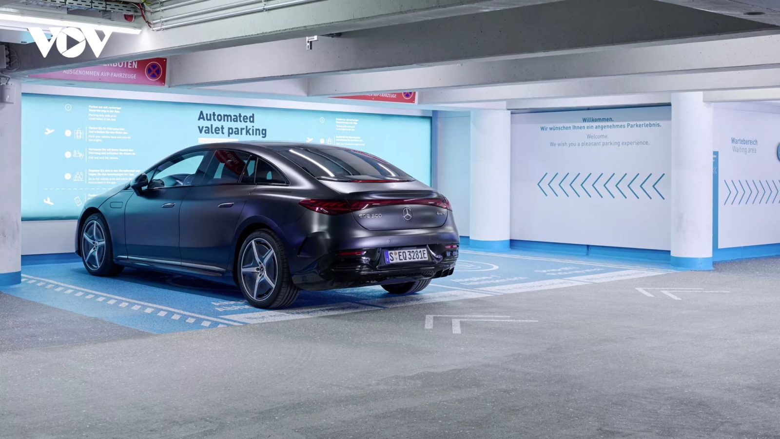 Mercedes EQE có thể tự động đỗ xe mà không cần người lái