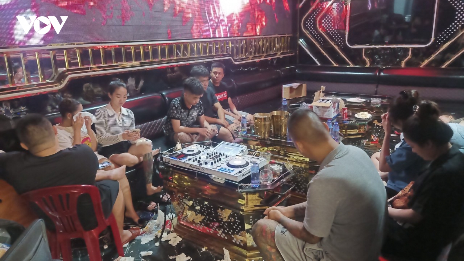 Công an đột kích quán karaoke, phát hiện 32 người dương tính với ma túy